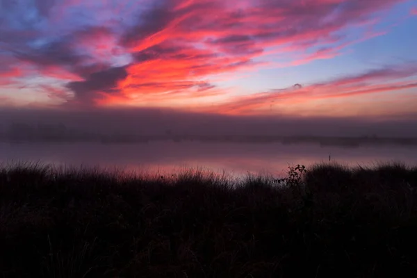 Dwingelderveld Hollanda Gün Doğumunda Turba Gölünün Üzerindeki Kırmızı Gökyüzü — Stok fotoğraf
