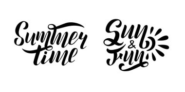 El yazısı vektör yaz saati, Güneş ve eğlenceli yazı kümesi. Siyah beyaz arka plan üzerinde yazıtlar izole. Gösterim amacıyla afiş, etiket, etiket, kart, giysi.