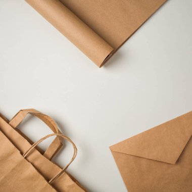 yapılan ürünler geri dönüşümlü kraft kağıt: paketler, zarf ve defter. kavram: çevre koruma, iş geri dönüşüm. üstten görünüm, kopya alanı