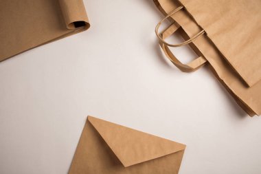 yapılan ürünler geri dönüşümlü kraft kağıt: paketler, zarf ve defter. kavram: çevre koruma, iş geri dönüşüm. üstten görünüm, kopya alanı