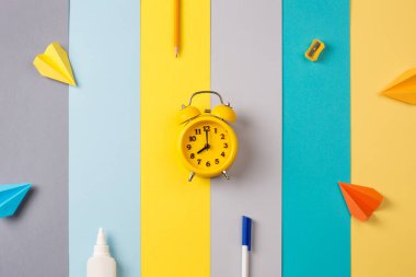 okul ve ofis malzemeleri parlak çizgili arka plan üzerinde. sarı, mavi, gri ve turuncu renkte ayarla en az: kalem, kurşun kalem, kalemtıraş, tutkal, alarm. kavram: okul için. Düz yatıyordu, en iyi görünümü