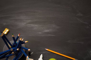 Banka konteyner ile renkli kalemler ve siyah tebeşir tahtası, Okul arka plan, üstten görünüm, kopya alanı üzerinde ofis, banka donatımı