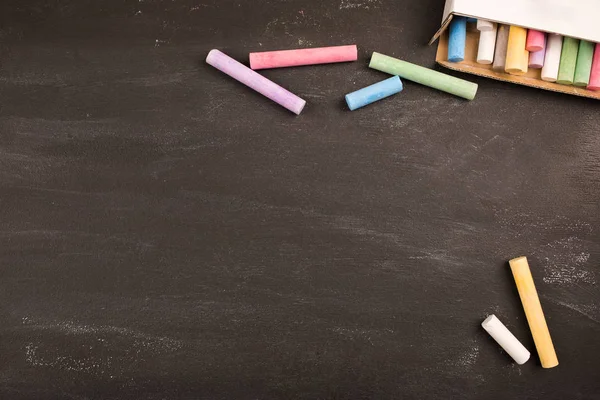 Crayons Multicolores Colorés Reposent Sur Tableau Noir Classe École Collège — Photo