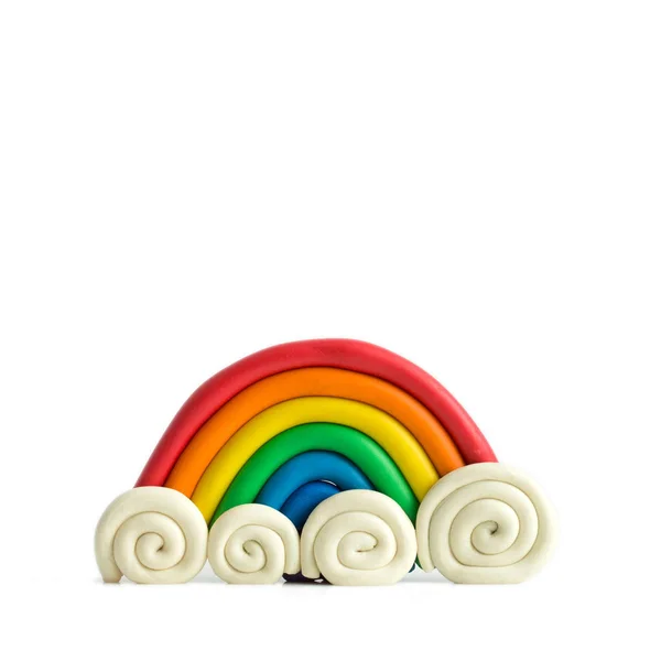 hamuru rainbow üzerinde beyaz izole bulutlar ile. çocukların yaratıcılık