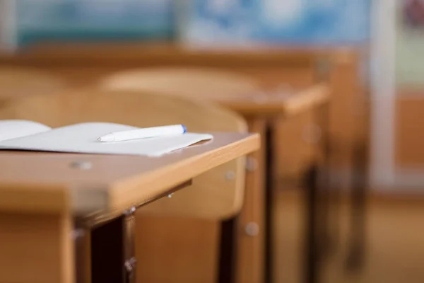 Anteckningsbok Och Penna Bordet Skolan Klassrum Oskärpa Bakgrund Utan Ung — Stockfoto