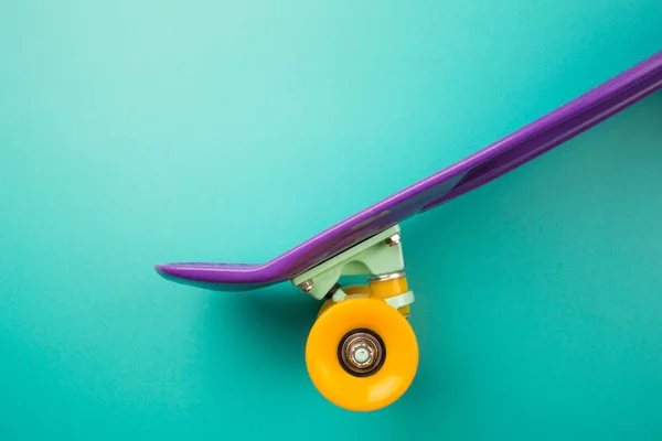 Lila Jugend Skateboard Auf Türkisfarbenem Hintergrund Kinder Mini Cruiser Board — Stockfoto