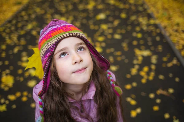 Dziewczyna Jesień Zabawny Kapelusz Tle Żółte Liście Patrząc Prawo Szkole — Zdjęcie stockowe