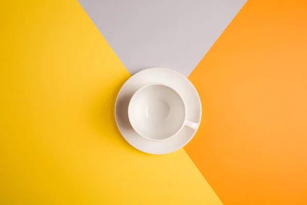 Taza Café Blanco Vacío Sobre Fondo Amarillo Naranja Beige Gris — Foto de Stock