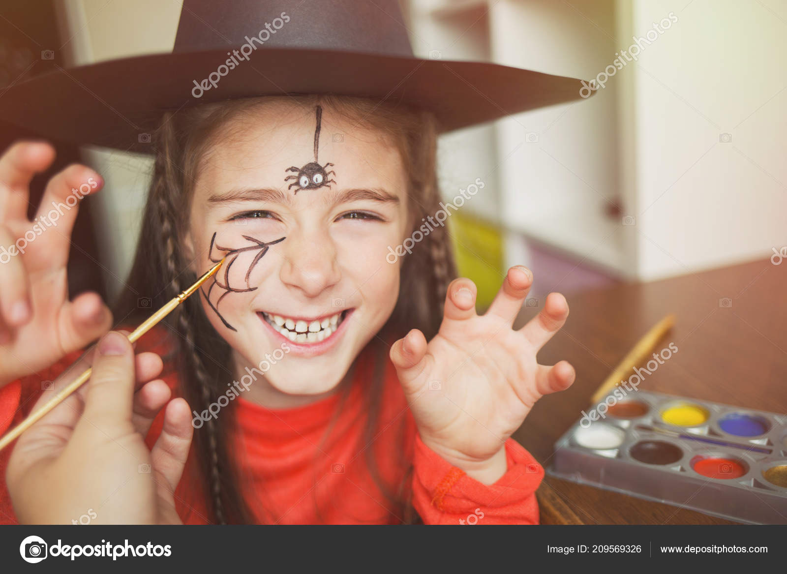 Preparação Para Celebração Dia Das Bruxas Criança Uma Roupa Bruxa — Foto ©  phbodrova #209569326, image size:1600x1167