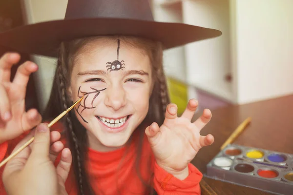 Inför Firandet Halloween Barn Häxa Outfit Gör Ansiktsmålning Söt Spindel — Stockfoto