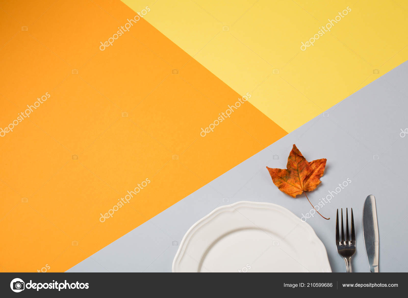 Piring Kosong Dan Cutlery Pada Kuning Oranye Abu Abu Latar Stok Foto C Phbodrova 210599686