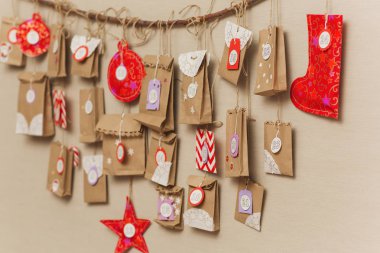 duvarda asılı varış takvimi. çocuklar için küçük hediyeler sürprizler.