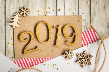 Noel kartı 2019 scrapbooking unsurları ile: kağıt, kar tanesi, Noel ağacı ve sicim.