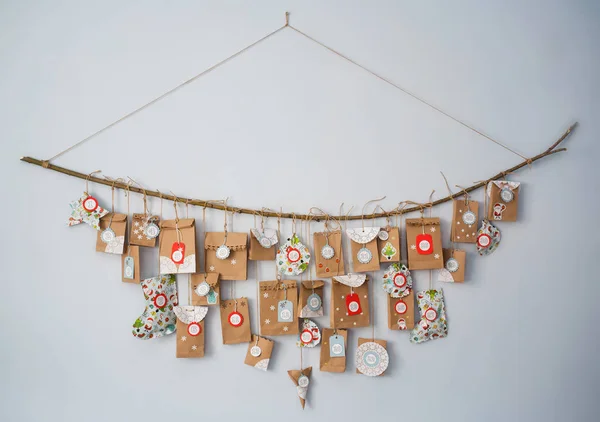 küçük hediyeler ile varış takvimi. Yeni yıl için bekleyen kavramı. DIY.