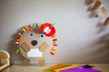 yaratıcı çocuk el sanatları renkli kağıt ve karton yapılmış. kavram fikirleri anaokulu için el yapımı sonbahar veya öğretmenin gün tema. DIY.