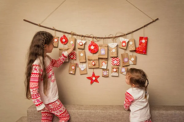varış takvimi bakın çocuklar. çocuklar için Noel için beklemek seçeneği DIY.