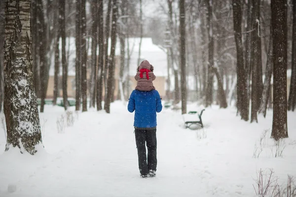 Pai Com Uma Criança Andando Parque Coberto Neve Inverno Pai — Fotografia de Stock
