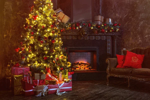 Noel 'in içinde. Sihirli parlayan ağaç, şömine, karanlıkta hediyeler..