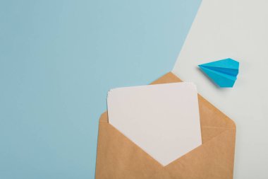 Kartpostal zarf ve mavi bir arka plan uçakta. kopya alanı