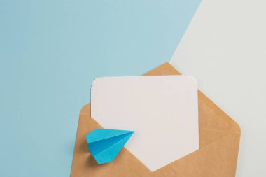 Kartpostal zarf ve mavi bir arka plan uçakta. kopya alanı