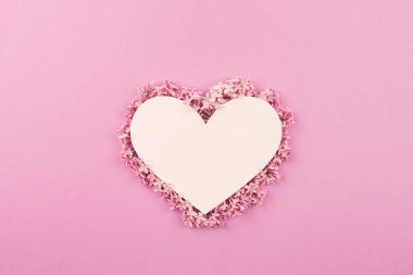 Eflatun çiçekler pembe bir arka plan üzerinde beyaz kalp süslenmiş. Sevgililer günü, anneler günü, sevgi ile kadınlar günü için kart.