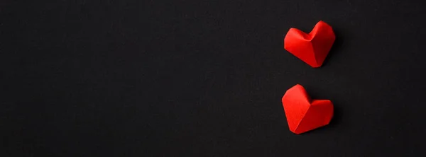 Zwei Rote Herzen Direkt Hintereinander Auf Schwarzem Hintergrund Kopierraum Minimalismus — Stockfoto