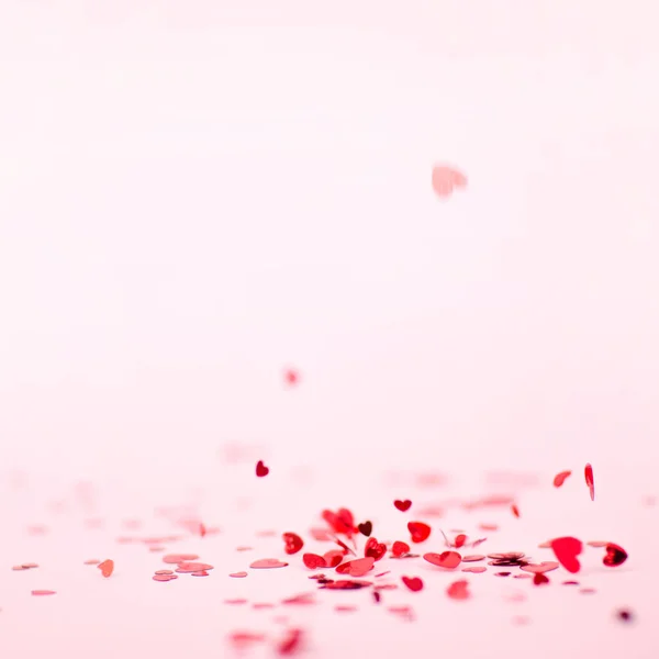 许多在粉色背景下的飞舞和坠落的心 情人节 爱情的象征 免版税图库照片