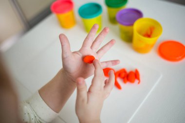 küçük kız hamuru sculpts. küçük çocuk şekiller yumuşak kil.