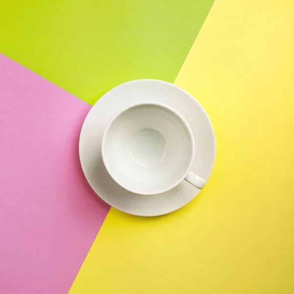 Weiße Leere Kaffeetasse Auf Leuchtend Gelb Türkis Lila Hintergrund Kopierspase — Stockfoto