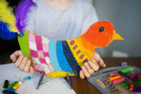 Ofício Com Crianças Pássaro Brilhante Cortado Papelão Pintado Com Lápis — Fotografia de Stock