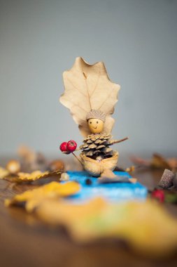 Sonbahar zanaat çocuklarla. Çocuk şirin tekne adamla doğal malzemelerden yapılmış