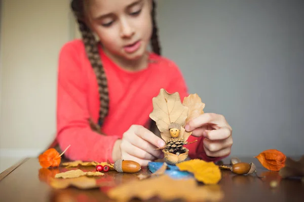 Hösten hantverk med barn. barn Söt båt med man tillverkade av naturmaterial. processen för att skapa — Stockfoto