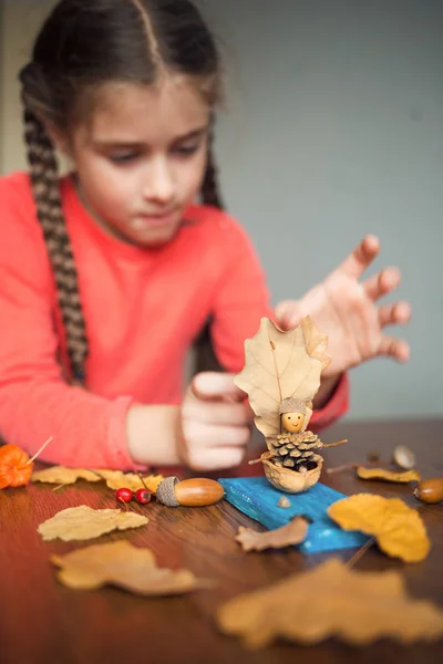 Sonbahar zanaat çocuklarla. Çocuk şirin tekne adamla doğal malzemelerden yapılmış. yaratma süreci — Stok fotoğraf