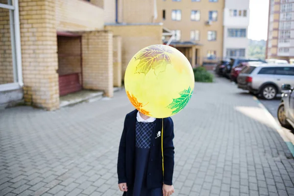 Eerste grader meisje op de eerste schooldag. meisje met een bal ik — Stockfoto
