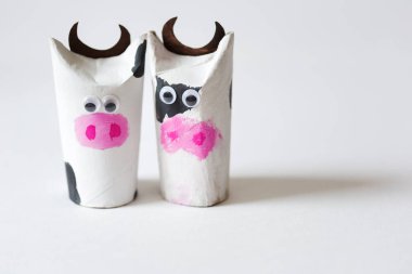 Çocuk geri dönüşümlü malzemelerden boğa yapıyor. Çocuk sanatı. çocuk inek yarat