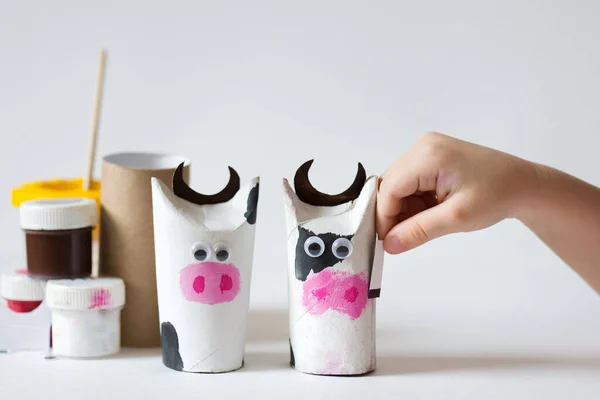 Criança Artesanato Touro Materiais Reciclados Arte Infantil Criança Criar Vaca — Fotografia de Stock