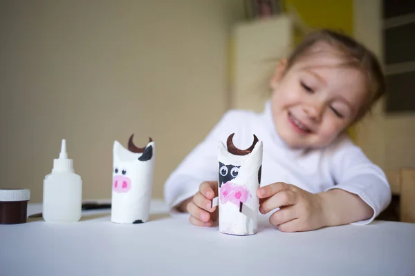 Dzieciak Rzemieślniczy Byk Surowców Wtórnych Dziecięca Sztuka Dziecko Tworzy Krowę — Zdjęcie stockowe