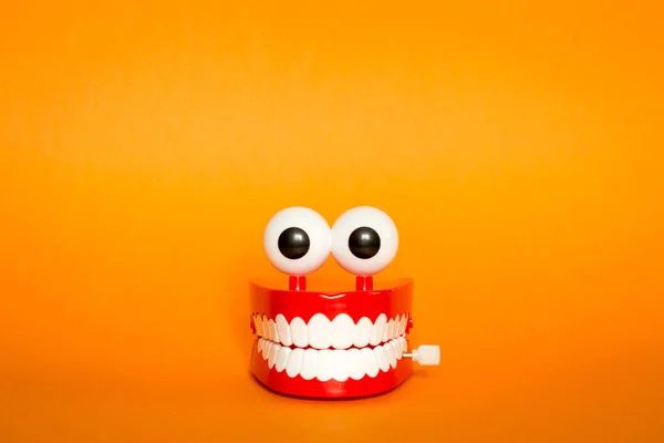 Grußkarte Halloween Lustiger Kiefer Mit Augen Auf Orangefarbenem Hintergrund Schreckliches — Stockfoto