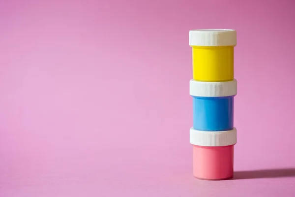 Pastellbehälter Mit Aufgereihter Farbe Auf Rosa Hintergrund Mehrfarbiges Acryl Neue — Stockfoto