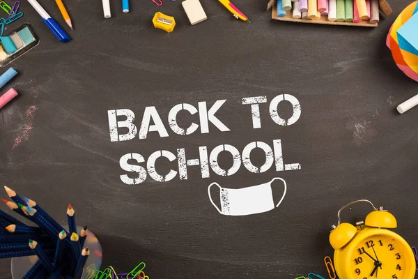 Okul mesajlarına ve Coperid maskesine geri dön. Okul öğretmeninin masa arkası.