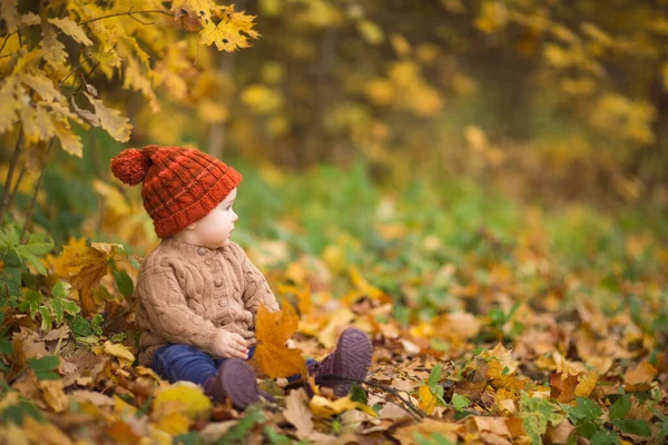 Baby Strickmütze Und Jacke Sitzt Auf Gras Park Vor Dem — Stockfoto