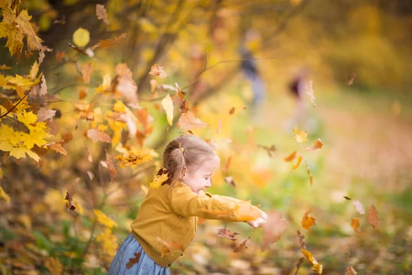 Niedliche Babys Herbstkleidung Schauen Nach Oben Kind Strickjacke Mädchen Blickt — Stockfoto