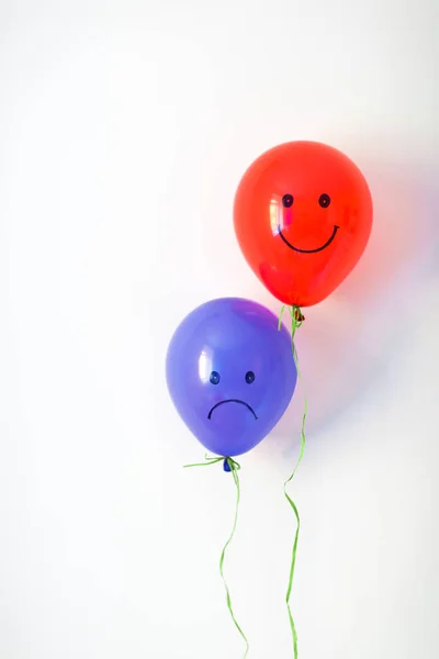 Balões Vermelhos Azuis Sobre Fundo Parede Branco Emoções Opostas Humores — Fotografia de Stock