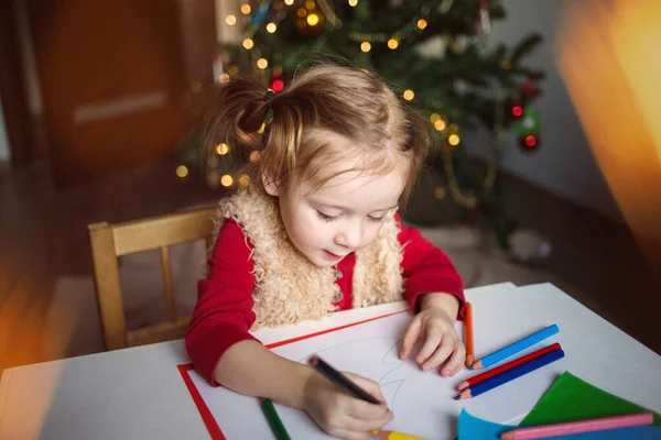 Dziecko Pisze List Świętego Mikołaja Mała Dziewczynka Rysuje Kredkami Tle — Zdjęcie stockowe