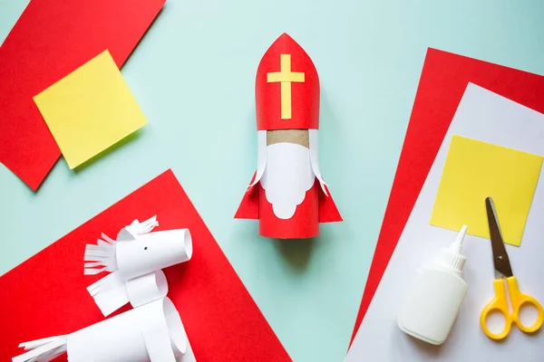 Pappershantverk För Barn Diy Leksak Saint Nicholas Och Vit Häst — Stockfoto