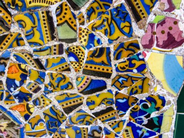 Renkli mozaik karolar Gaudi'nin Park Gell Barcelona'da kürsüye gelen Close-up