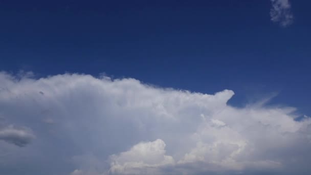 Cloudscape Contra Cielo Azul Lapso Tiempo — Vídeos de Stock