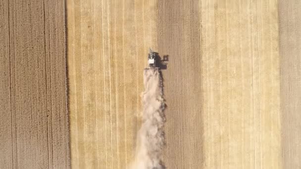 コンバインハーベ スター非常に乾燥した夏シーズン 空撮中に麦畑を収穫 — ストック動画