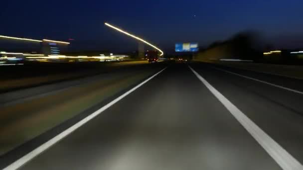 夕暮れ時にドイツの高速道路に乗っての時間経過 — ストック動画