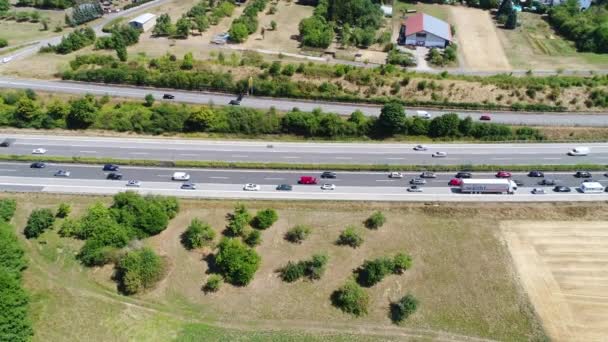 ヴィースバーデン ドイツ 2018 密な交通および夏季休暇にドイツ高速道路 のジャム Autoabahn はパッサウ市とオランダとの国境を結ぶ強く度々 行かれた高速道路です — ストック動画